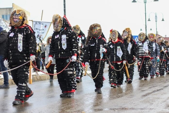 Lolele din Agnita în timpul Fuga Lolelor, un spectacol cultural impresionant