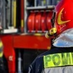 Incendiu de vegetație pe versantul unui munte, cu flăcări și fum vizibil noaptea