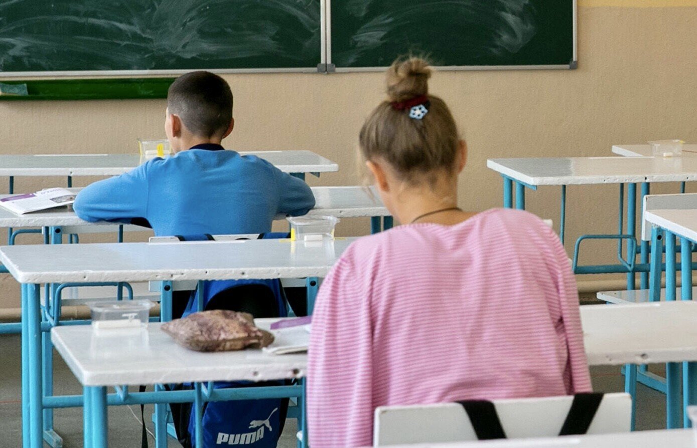 Sala de clasă goală în județul Sibiu din cauza avariei la încălzire, școli moderne fără căldură