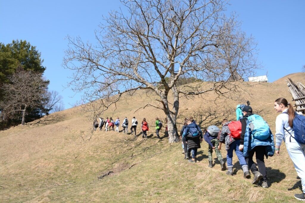 Elevii de la Şcoala "I.L. Caragiale" Sibiu au plecat la drumeţie în Munţii Cindrel