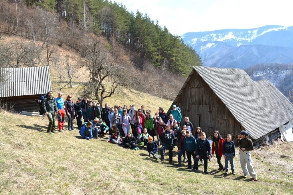 Elevii de la Şcoala "I.L. Caragiale" Sibiu au plecat la drumeţie în Munţii Cindrel