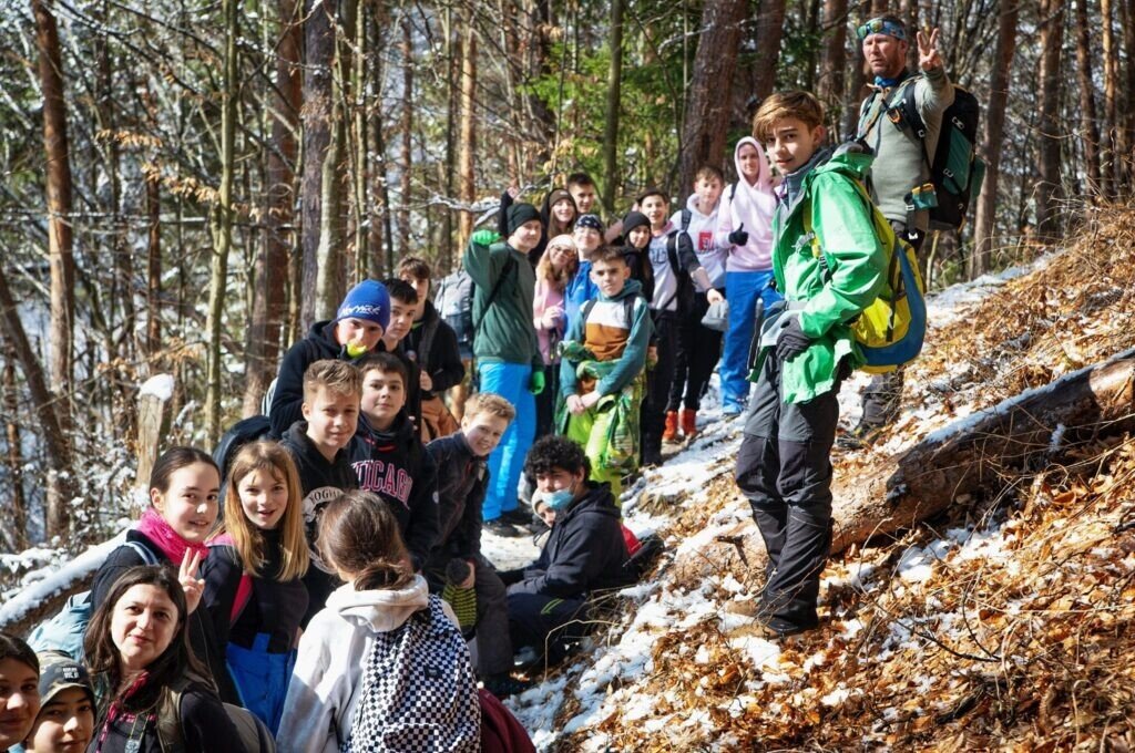 Elevii de la Şcoala "I.L. Caragiale" Sibiu au plecat la drumeţie în Munţii Cindrel