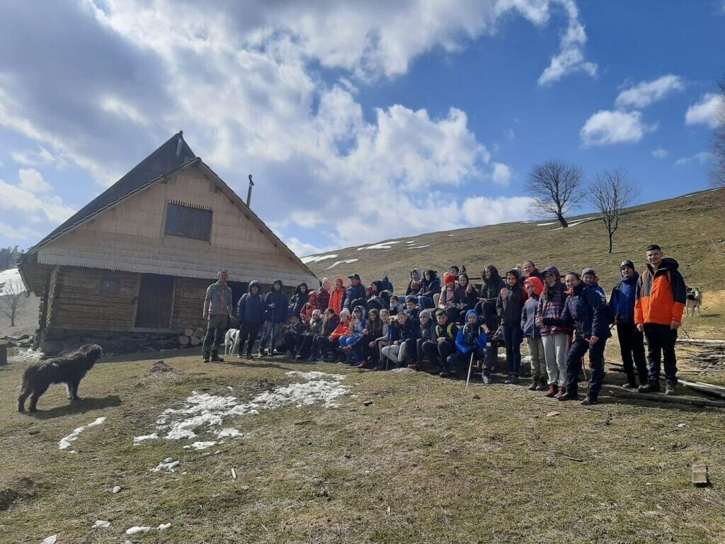 Elevii de la Şcoala "I.L. Caragiale" Sibiu au plecat la drumeţie în Munţii Cindrel