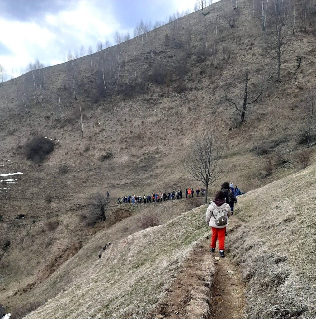 Elevii de la Şcoala "I.L. Caragiale" Sibiu au plecat la drumeţie în Munţii Cindrel