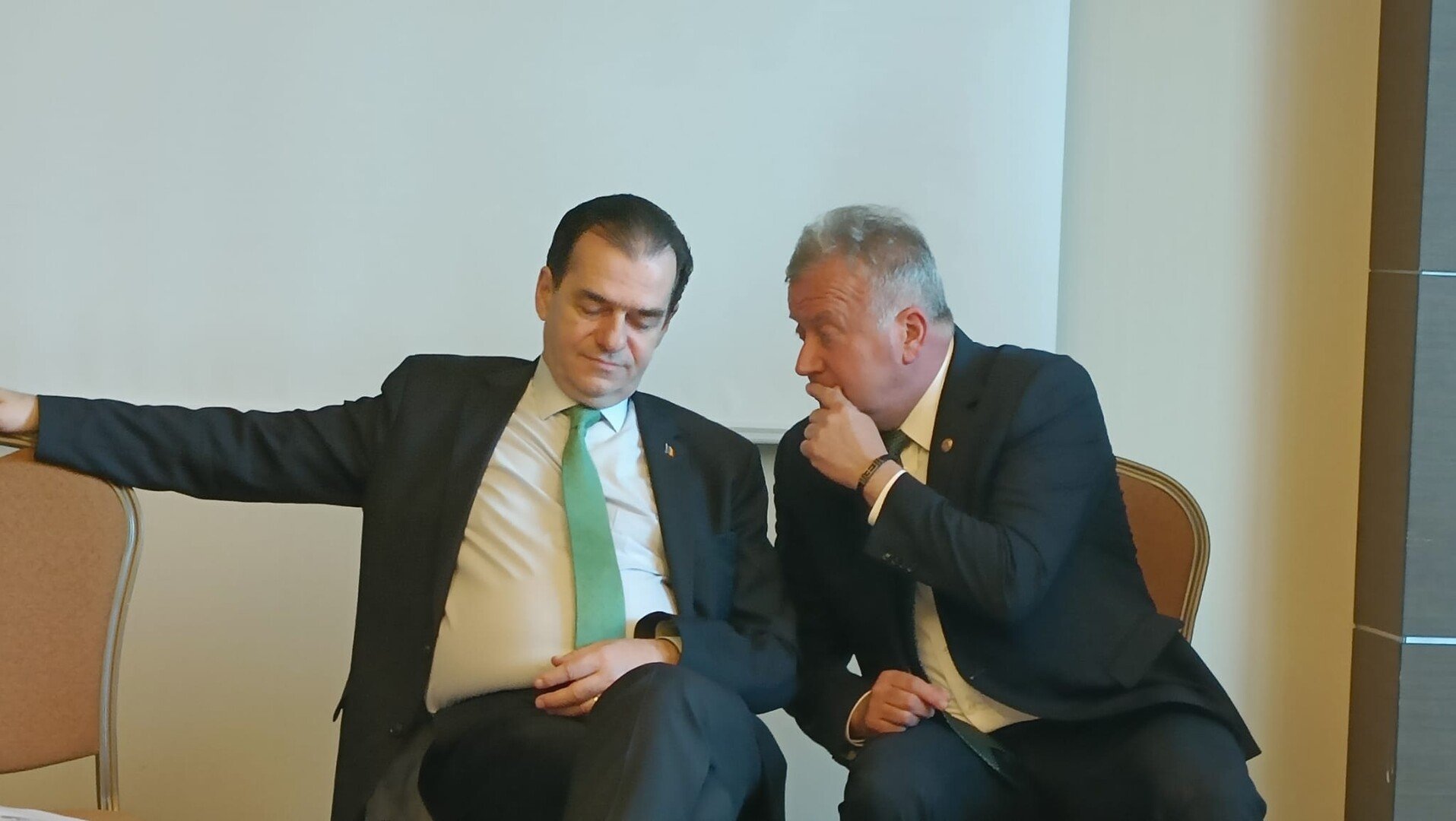 Discuții despre posibila reintegrare a Forței Dreptei în PNL și potențiale schimbări politice locale.