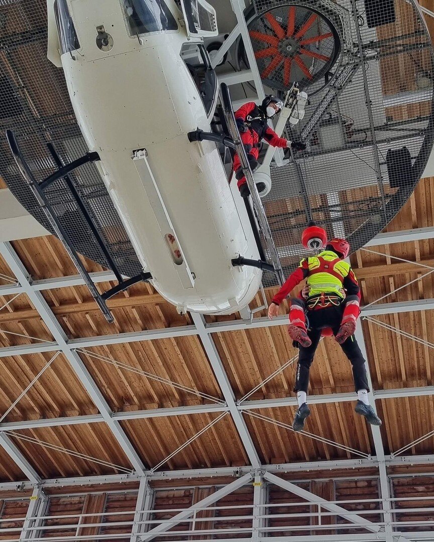 FOTO: Salvamontist sibian, la antrenament în Germania. S-a specializat în salvarea victimelor din elicopter