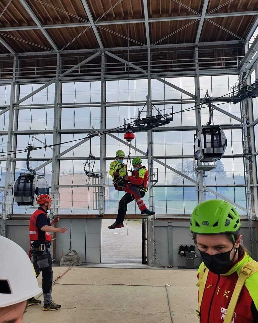 FOTO: Salvamontist sibian, la antrenament în Germania. S-a specializat în salvarea victimelor din elicopter