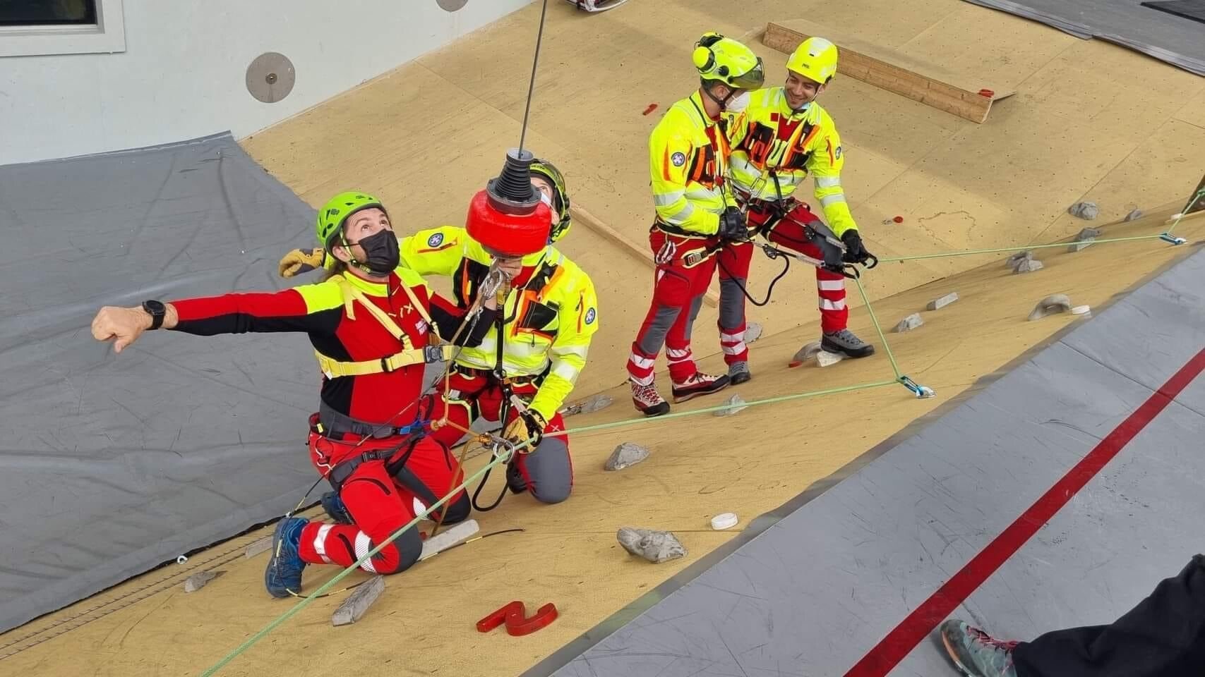 FOTO: Salvamontist sibian, la antrenament în Germania. S-a specializat în salvarea victimelor din elicopter