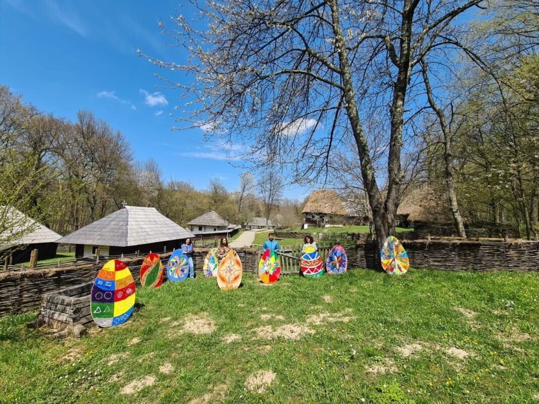 Oua pictate Muzeul Astra