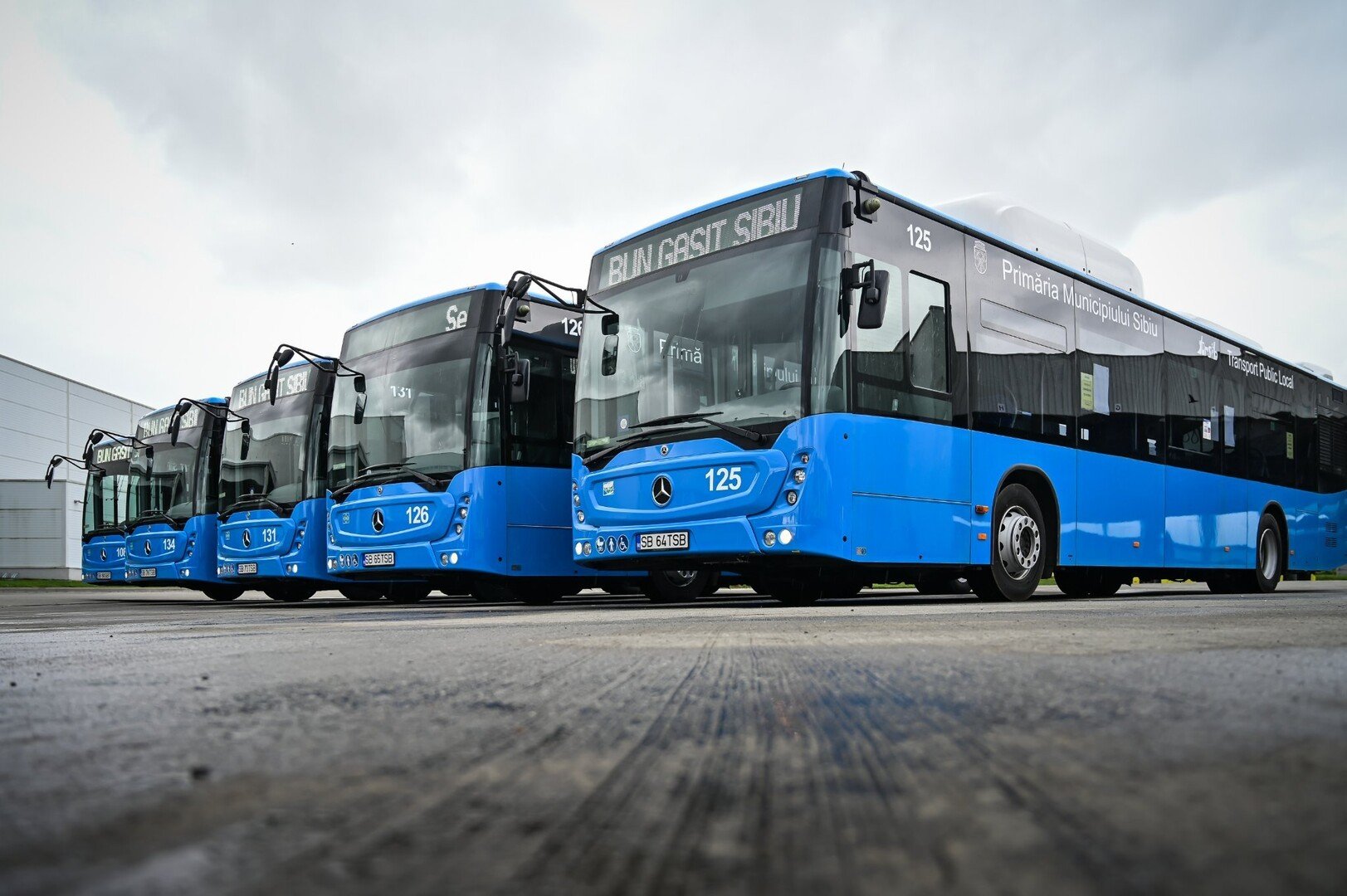 Autobuz Tursib oferind abonamente gratuite pensionarilor din Ocna Sibiului