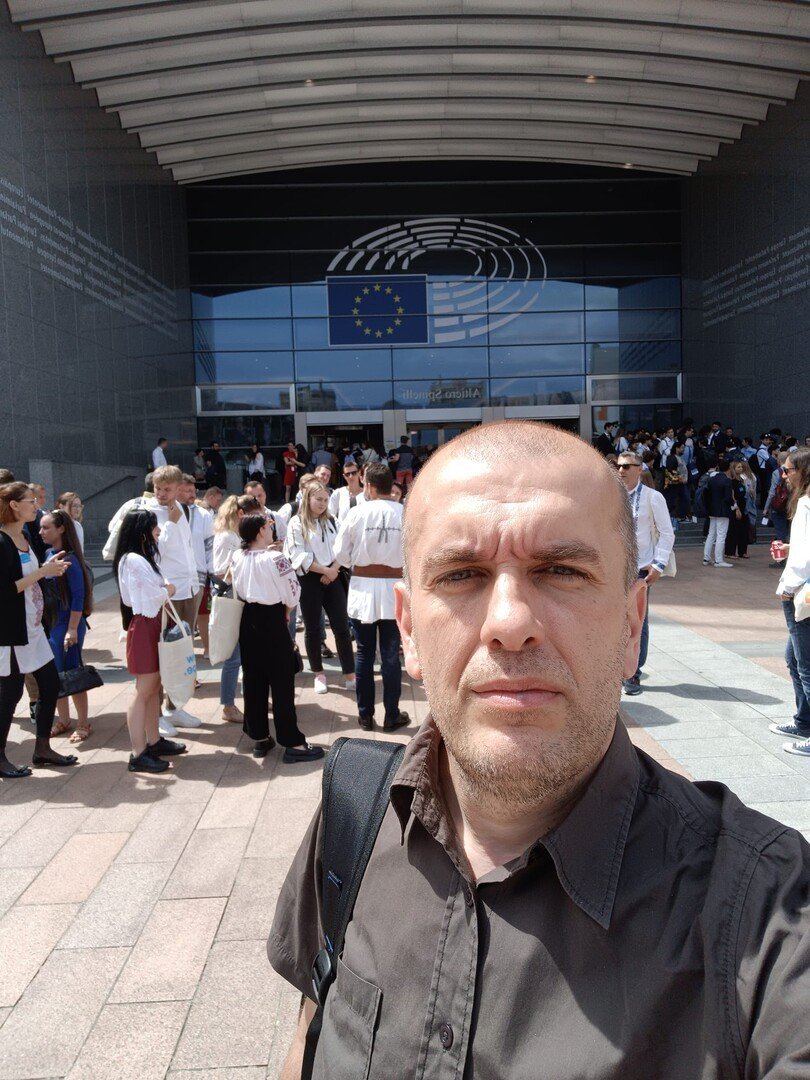 EDITORIAL: Tinerii şi experienţa europeană