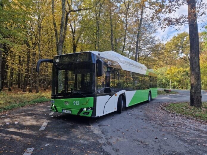 Autobuz TURSOB oferind transport gratuit pensionari în Șura Mare