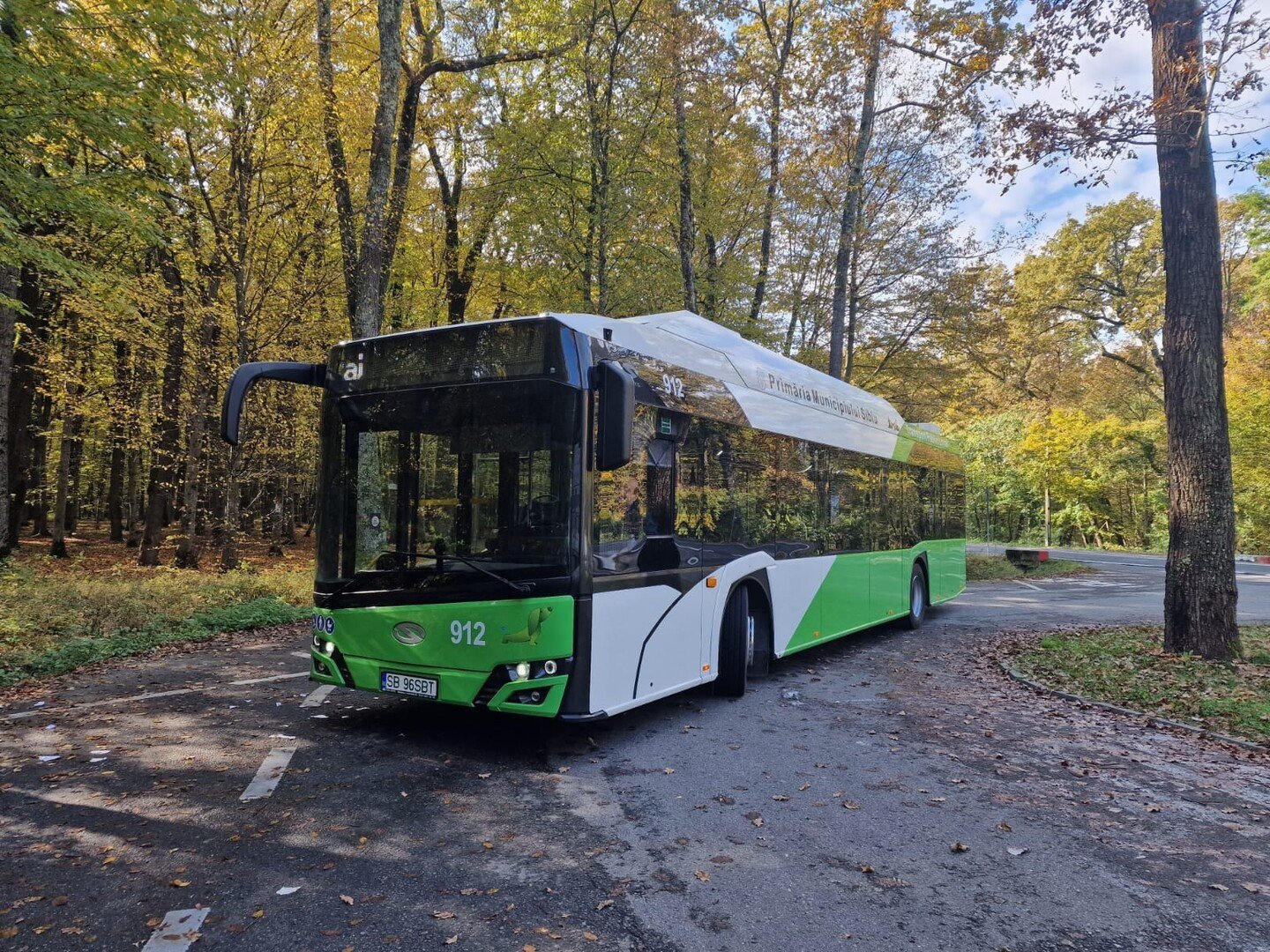 Program Tursib 1 Mai 2026, autobuz staționând în parcare