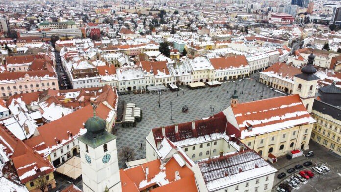 Panoramă aeriană a Pieței Mari din Sibiu, decorul principal al evenimentelor pentru Ziua Națională a României.