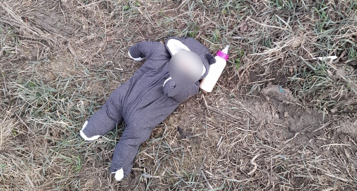 Fetiță de doar câteva săptămâni, abandonată într-un șanț din Boarta, județul Sibiu
