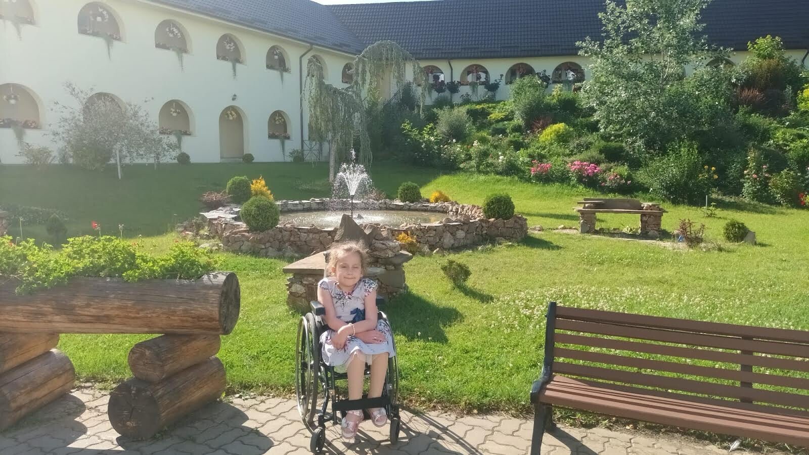 O fetiță de 12 ani din Rășinari, țintuită în scaun rulant are nevoie urgentă de sprijinul sibienilor