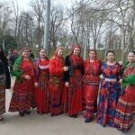 Tineri participanți la evenimentul de dialog intercultural Sibiu, în costume tradiționale romani