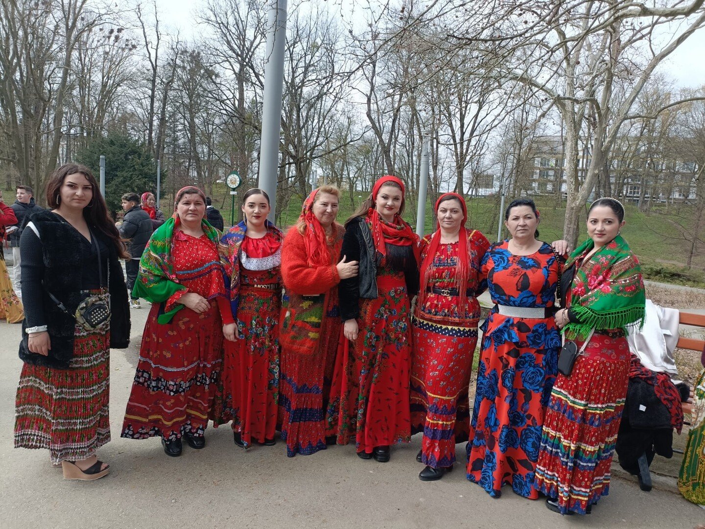 Tineri participanți la evenimentul de dialog intercultural Sibiu, în costume tradiționale romani