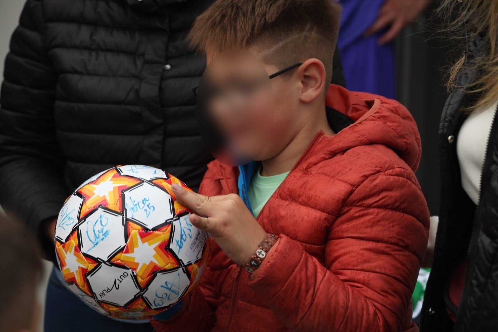 PSD Sibiu: O minge de fotbal semnată de toți jucătorii de la FC Hermannstadt, pentru Ștefan (C.P)