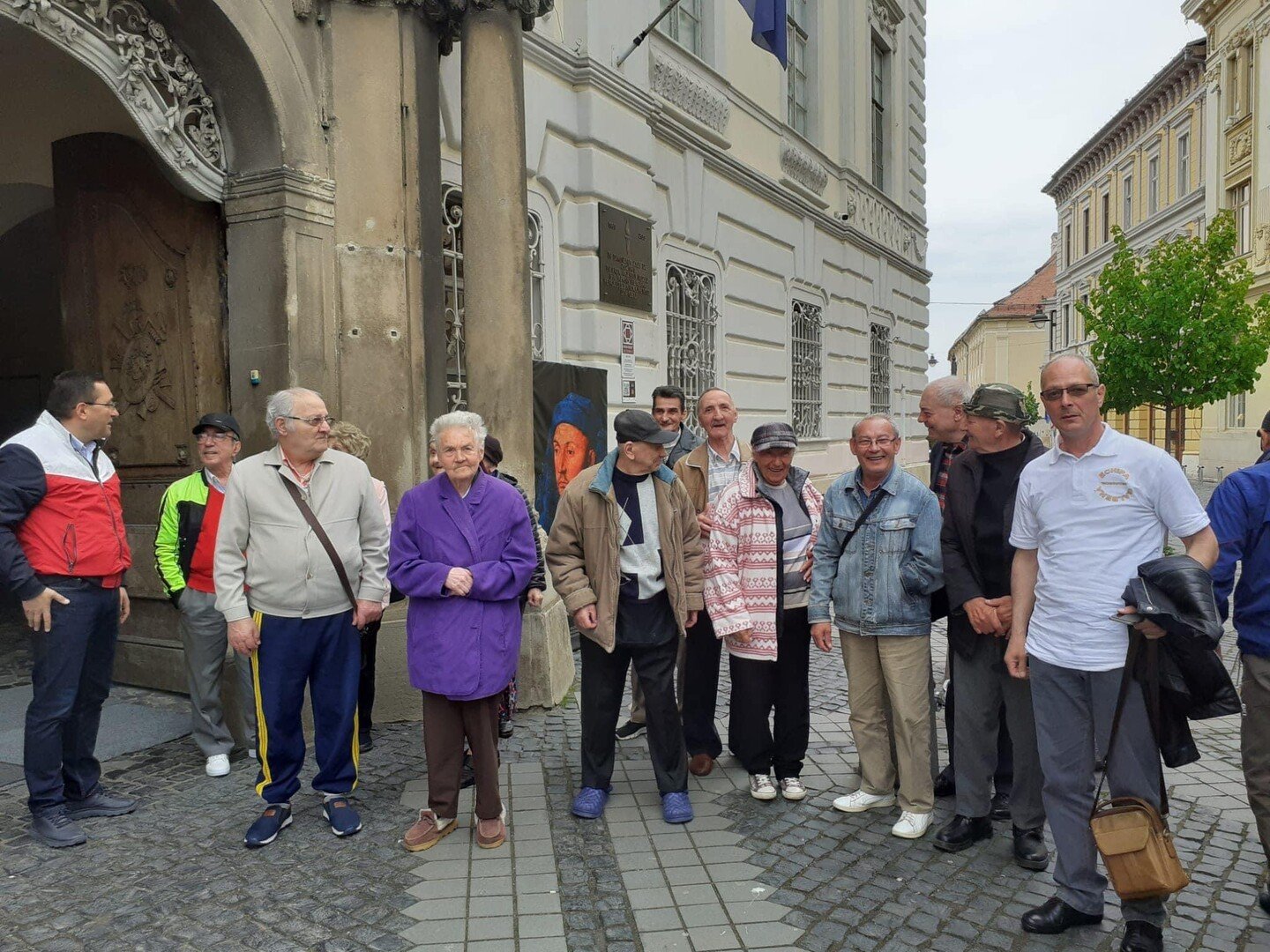 FOTO: Echipa Galbenă a voluntarilor din PNL i-a însoțit pe vârstnici la muzeu