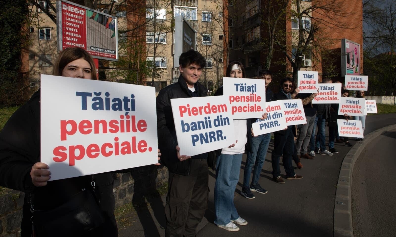 Dan Barna: “De săptămâni întregi USR a dus pe toate străzile orașelor din România un mesaj foarte clar: tăiați pensiile speciale!” (C.P)