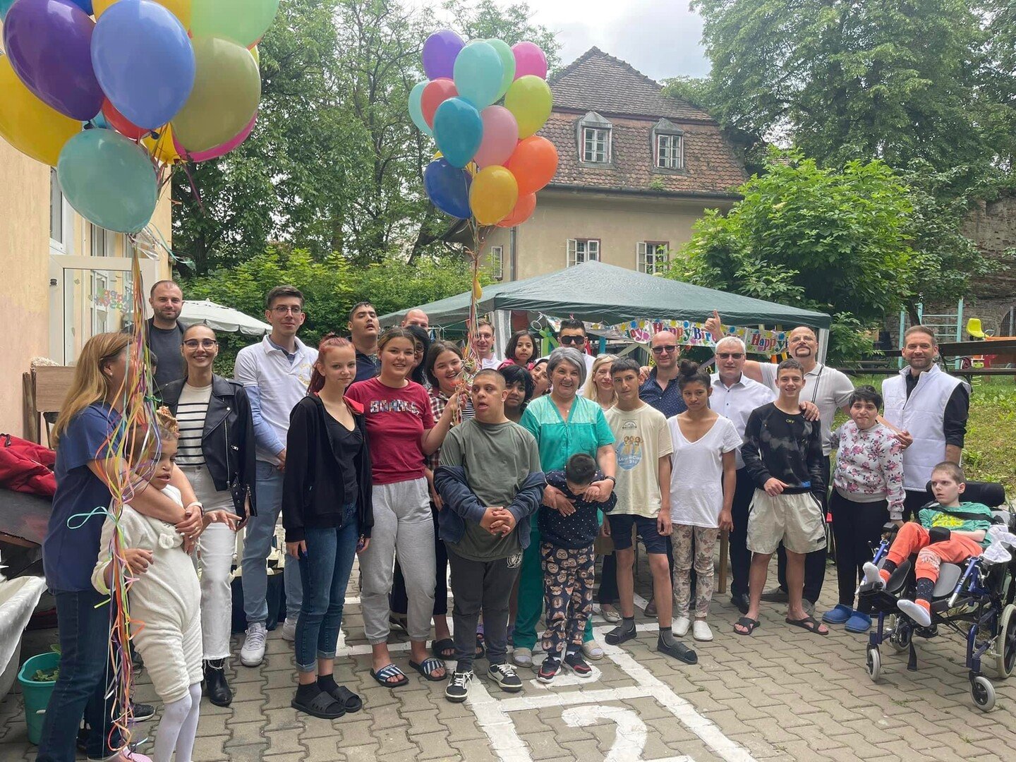 FOTO: Voluntarii Echipei Galbene, alături de copiii din centrele de plasament, de Ziua Copilului