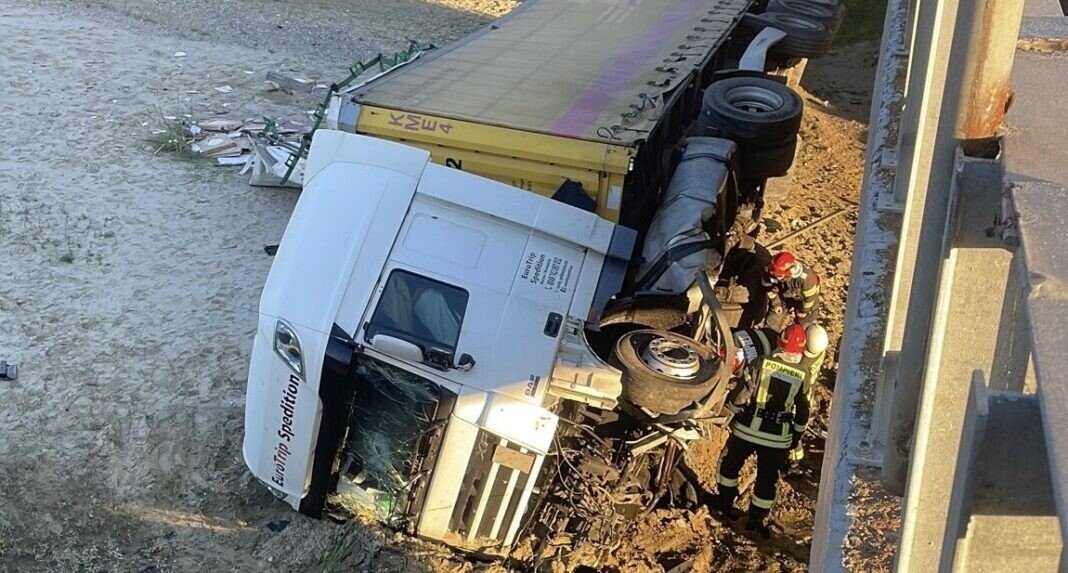 e679f4f6-bc21-4e74-8e4f-c86b384c852a-1