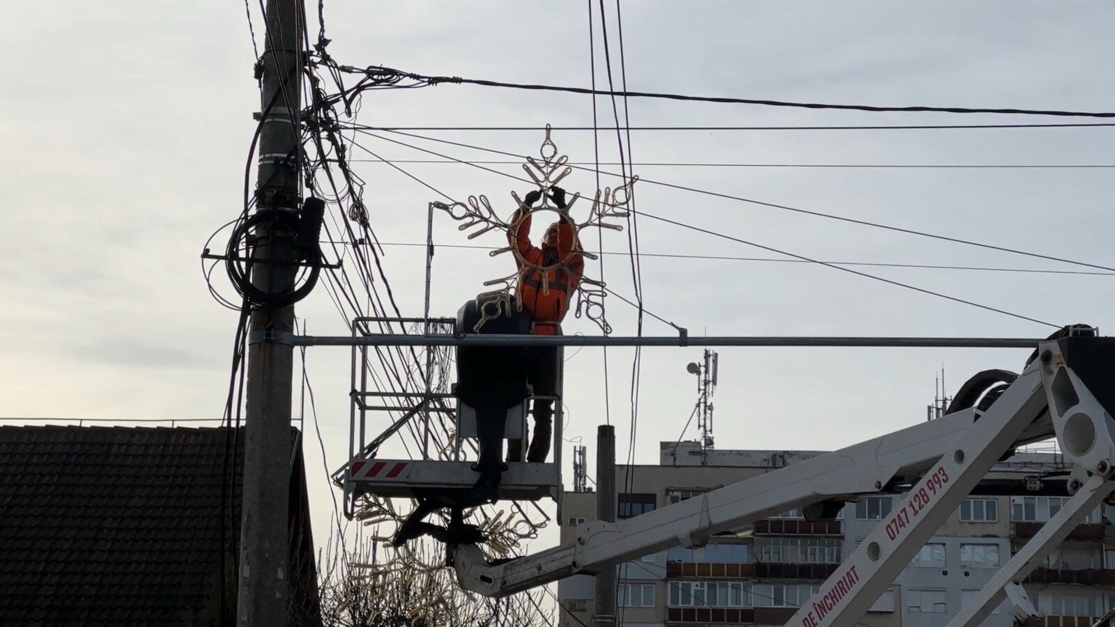 Mediașul se pregătește de sărbătorile de iarnă. A fost montat iluminatul festiv