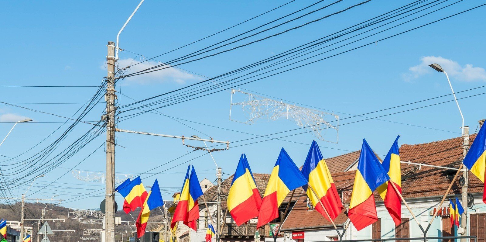 În municipiul Mediaș au fost montate drapele naționale