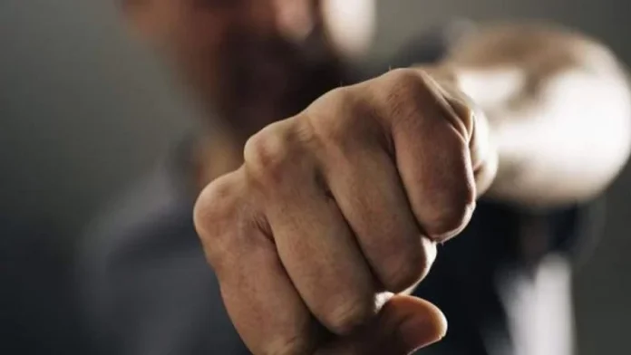 Conflict violent între bărbați, relevant pentru un caz de arest preventiv după o petrecere.