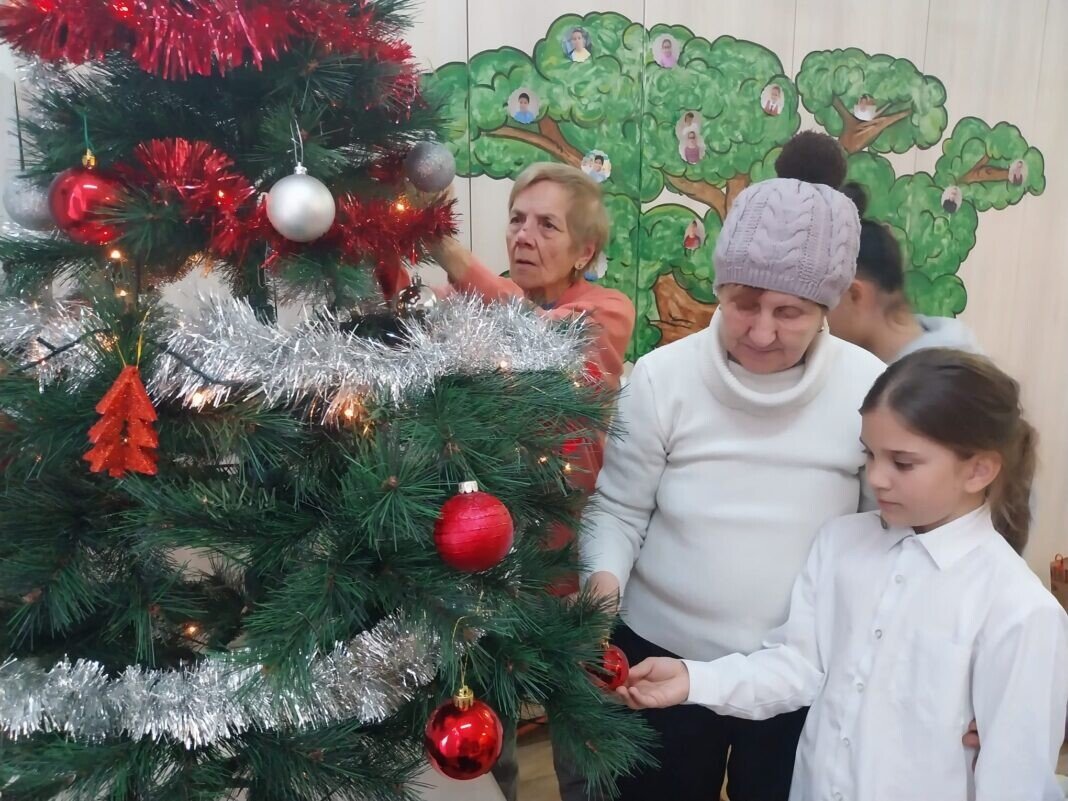 Impodobirea-bradului-de-catre-seniori-voluntari-si-copii-la-Centrul-generatii