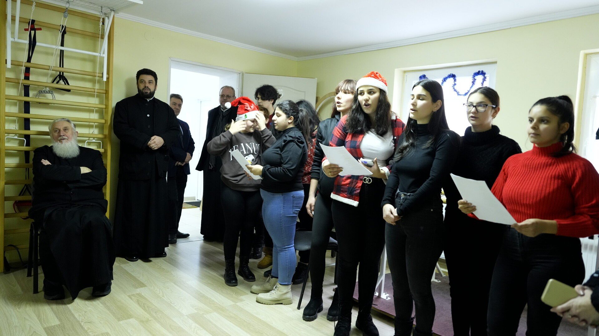Colindători la Centrul de recuperare neuromotorie „Sfântul Nectarie” al Arhiepiscopiei Sibiului