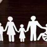 Angajări asistență socială: Un asistent social oferă consiliere unui beneficiar