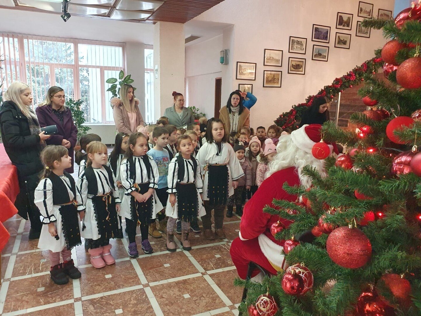 Colindători din grădinițele și școlile medieșene la Primăria Mediaș