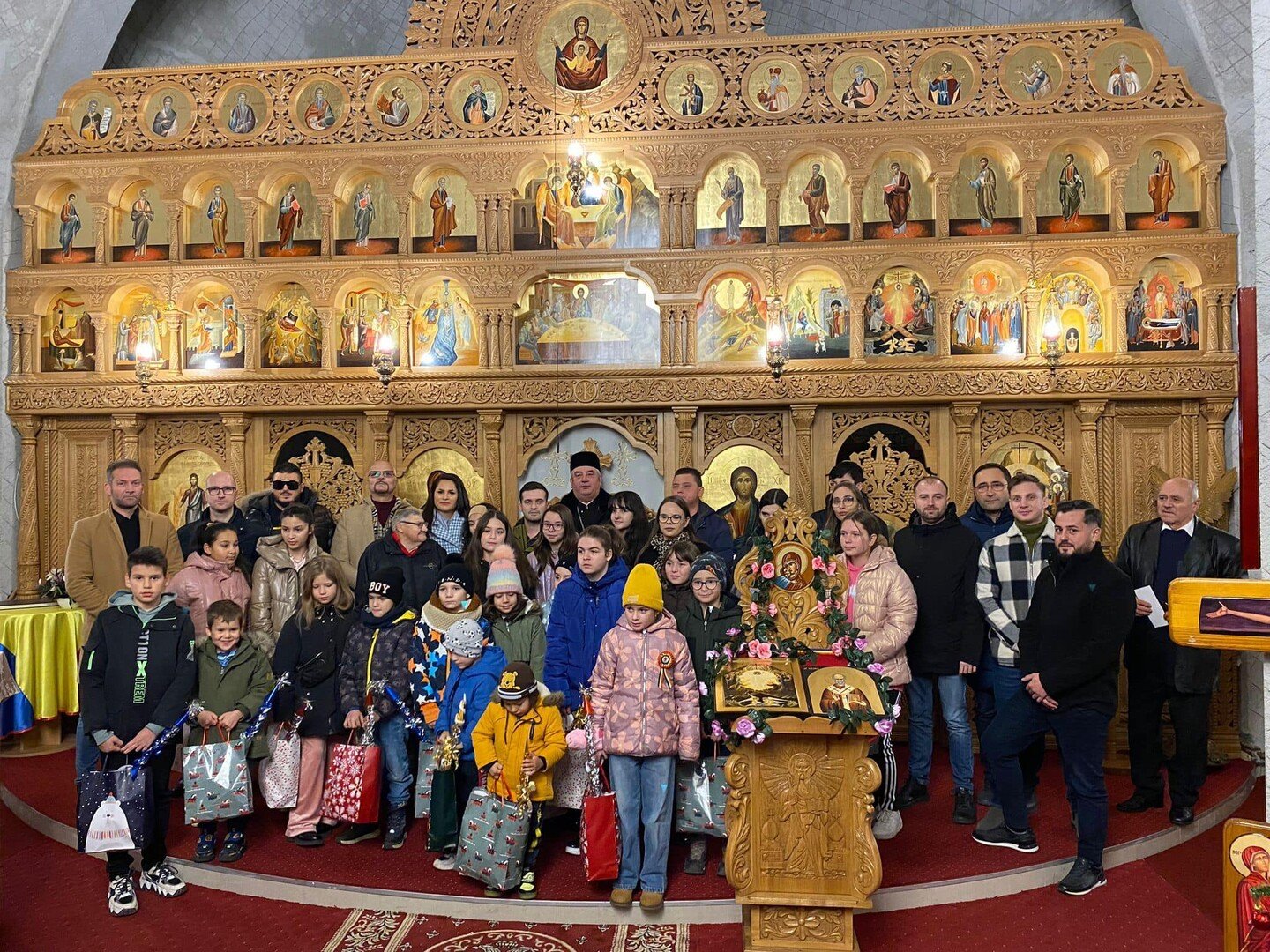Voluntarii Echipei Galbene au oferit daruri parohiilor Terezian și Turnișor