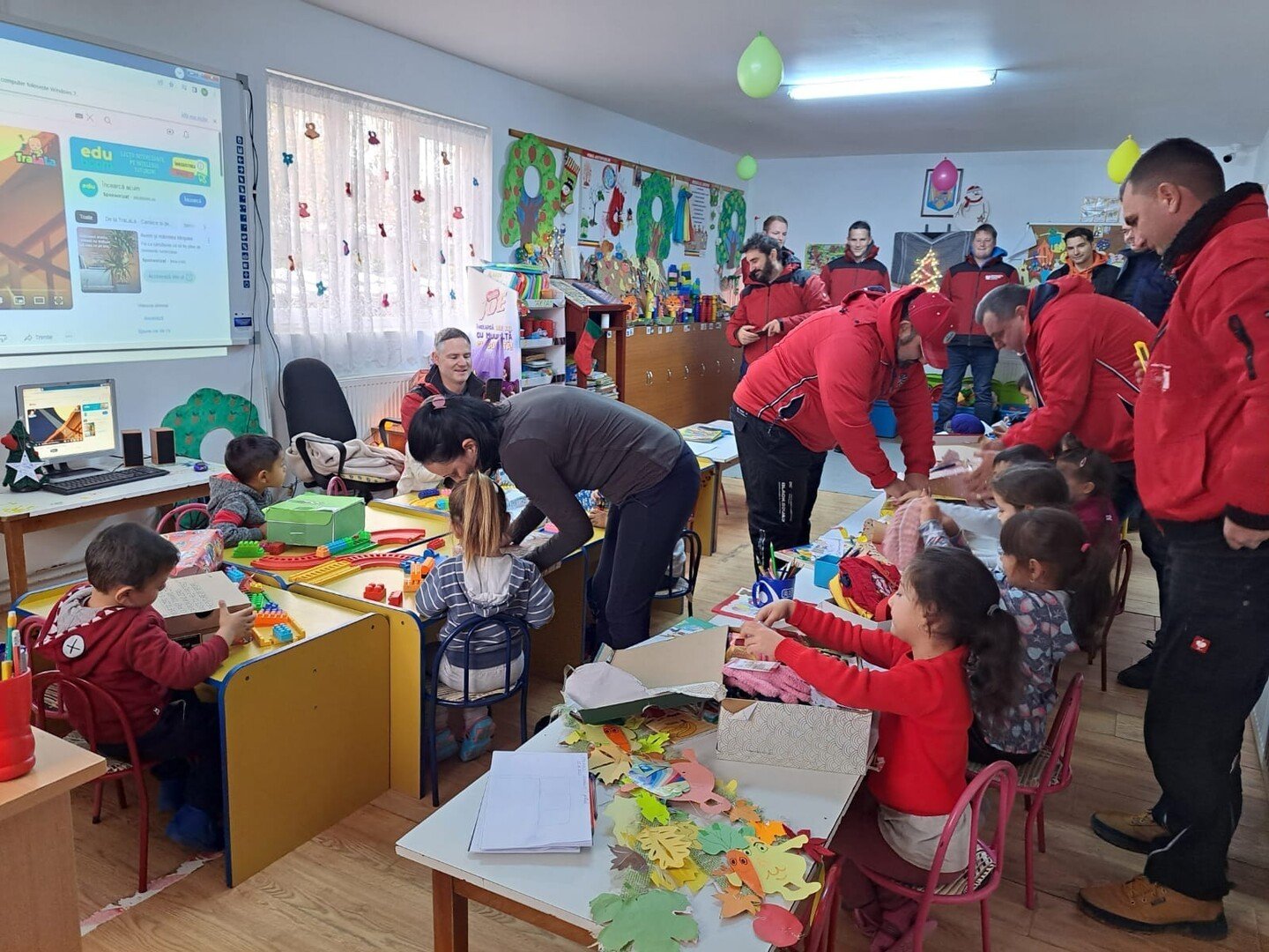 Suprize pentru copiii școlii din Merghindeal