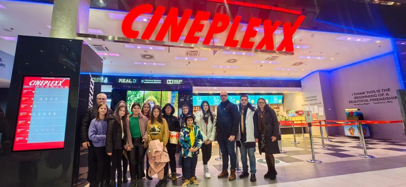 Voluntarii Echipei Galbene le-au dăruit elevilor surprize plăcute: i-au dus la cinema și au petrecut timp de calitate împreună