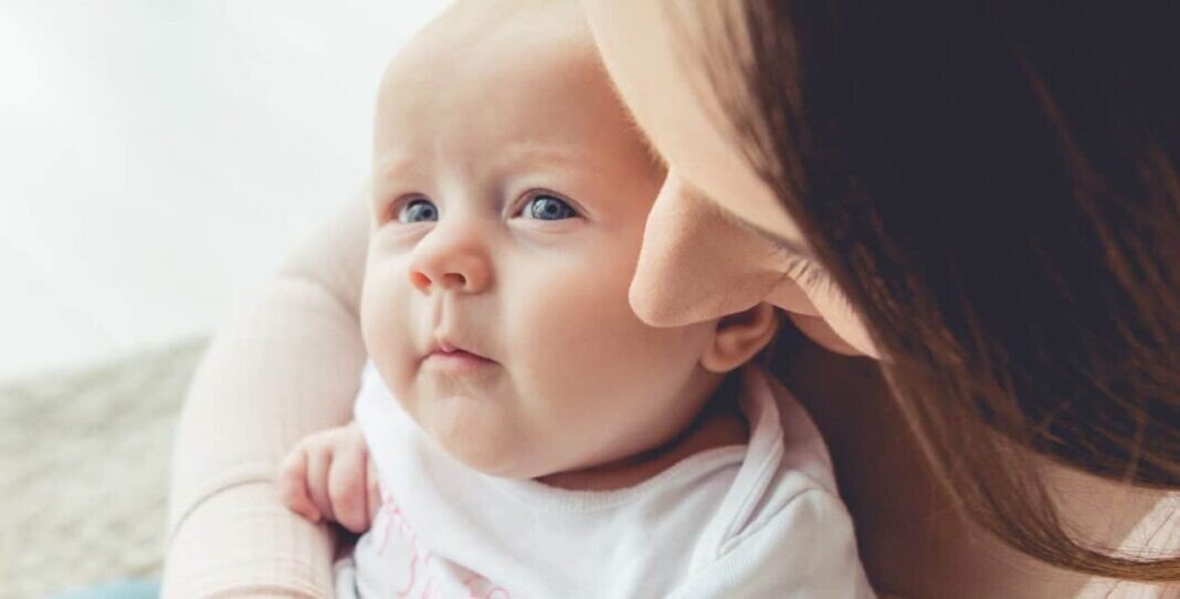 capaMulher-reclama-de-mae-amamentando-em-publico-e-leva-jato-de-leite-no-rosto