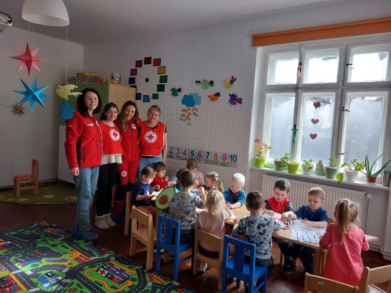 Daria, o educatoare refugiată din Ucraina, îngrijește 30 de copii la grădinița Crucii Roșii din Sibiu