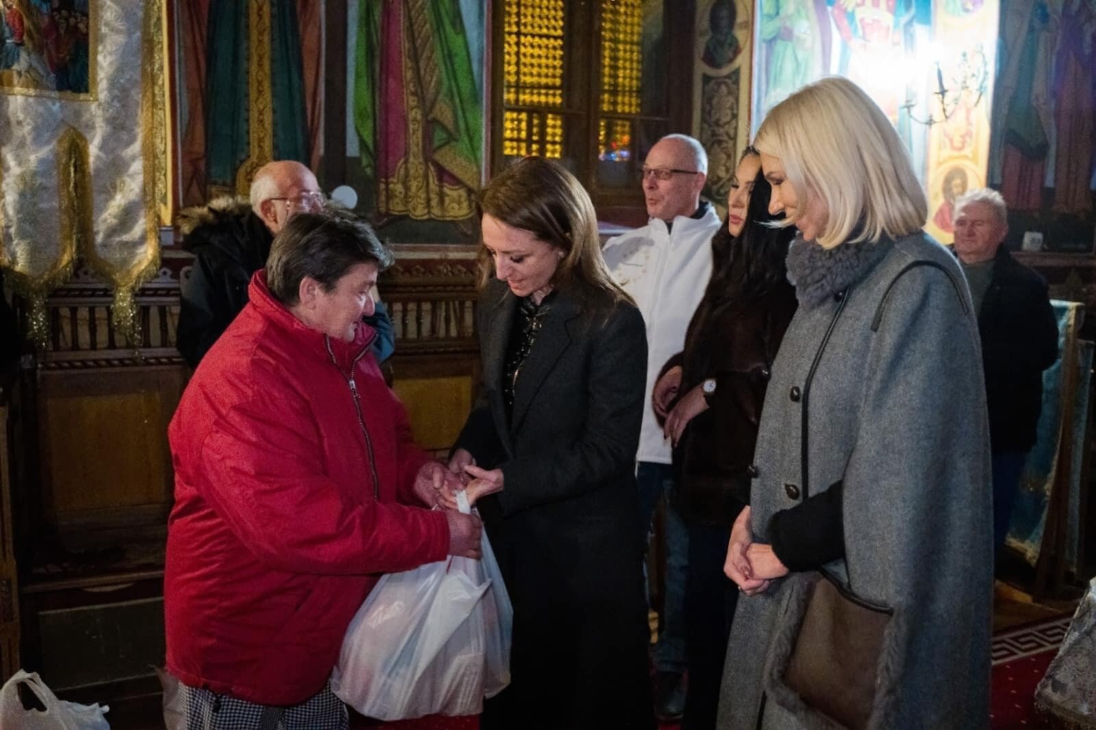 Voluntarii Echipei Galbene au oferit alimente familiilor nevoiașe din parohia Turnişor