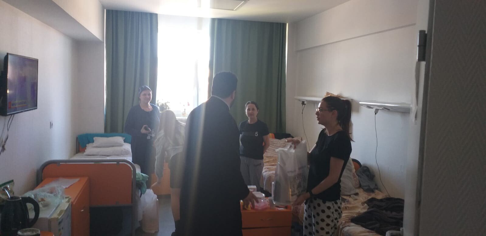 Mămicile de la Maternitatea din Sibiu au primit daruri din partea ehipei AFOS și a Departamentului Social Filantropic al Arhiepiscopiei Sibiului
