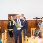 Primarul Nuțu de la Moșna ține un buchet de flori, pozând oficial