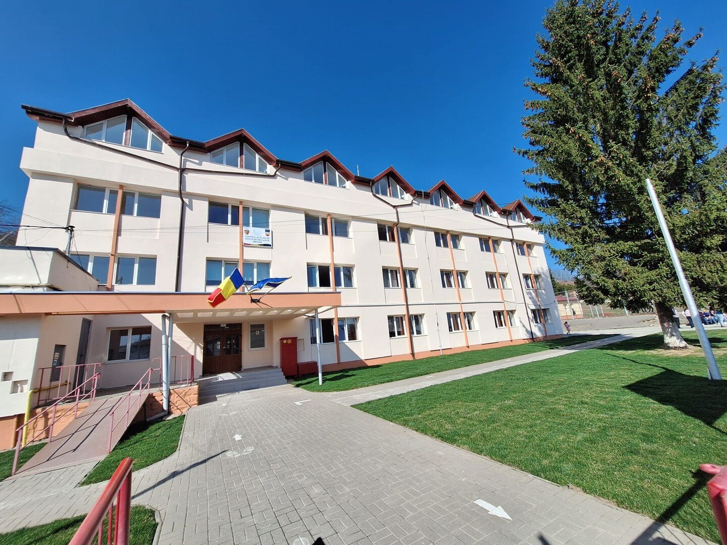 Săli de clasă, cabinete de terapie și recuperare, mobilier școlar și aparatură medicală de ultimă generație, pentru aproape 140 de copii cu deficiențe mintale și locomotorii din zona Mediaș