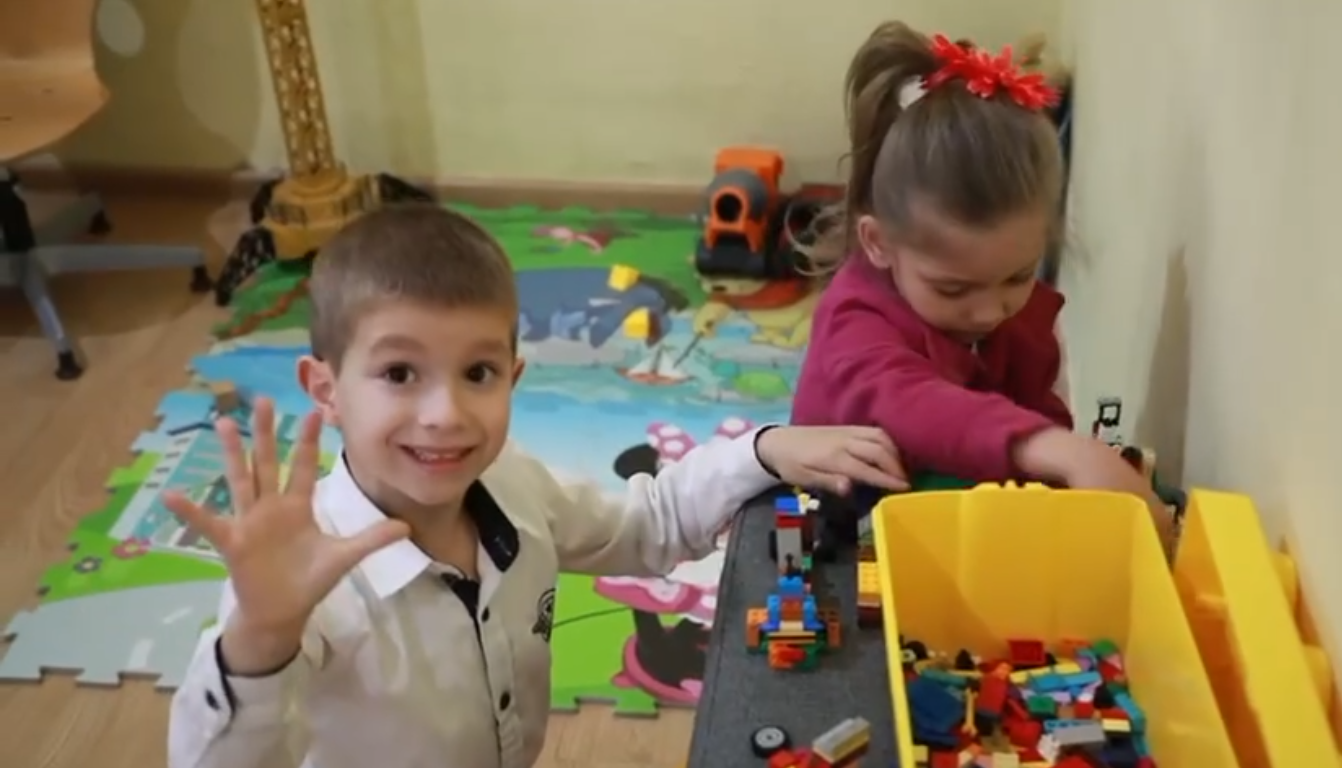 Aproape 100 de suflete de copiii, mulți orfani, s-au reunit în băncile Școlii Ucrainene din Mediaș
