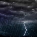 Cod galben Sibiu: vijelie puternică cu ploaie torențială și fulger pe cerul închis