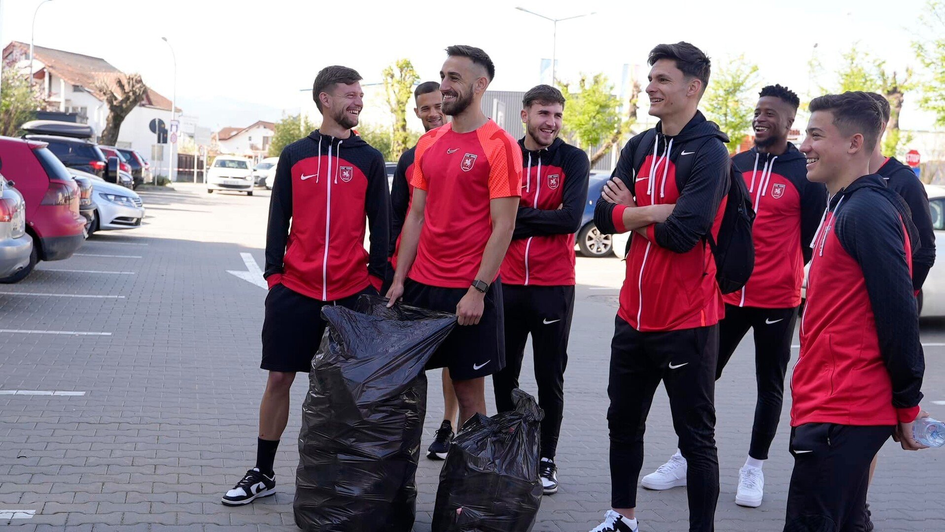 Fotbaliștii de la Clubul Sportiv Șelimbăr încurajează reciclarea PET-urilor