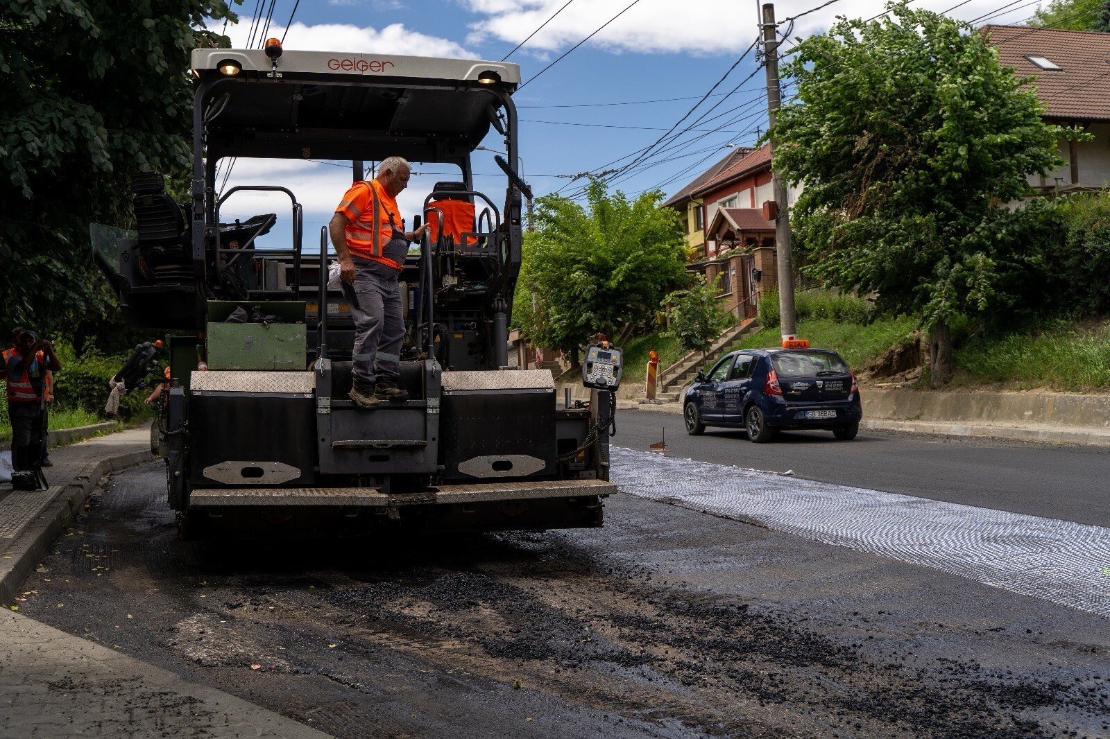 Mediaș: A început refacerea străzii Baznei prin turnarea de covor asfaltic