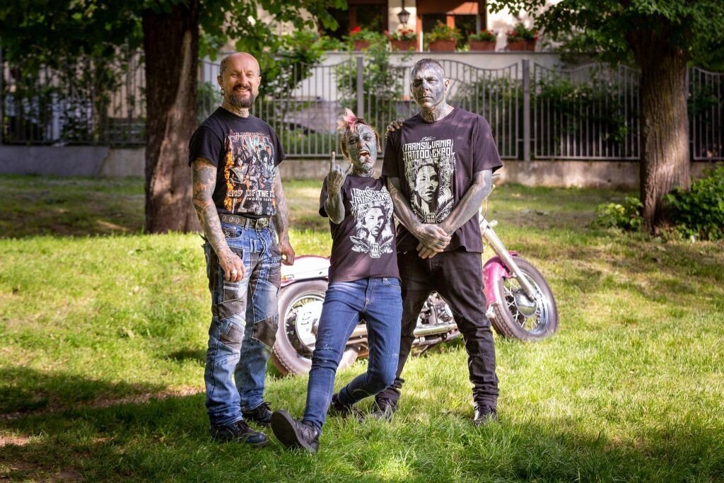 foto Ovidiu Popartan (stanga) - una dintre cele mai tatuate femei (mijloc) - Joe Smith (dreapta)