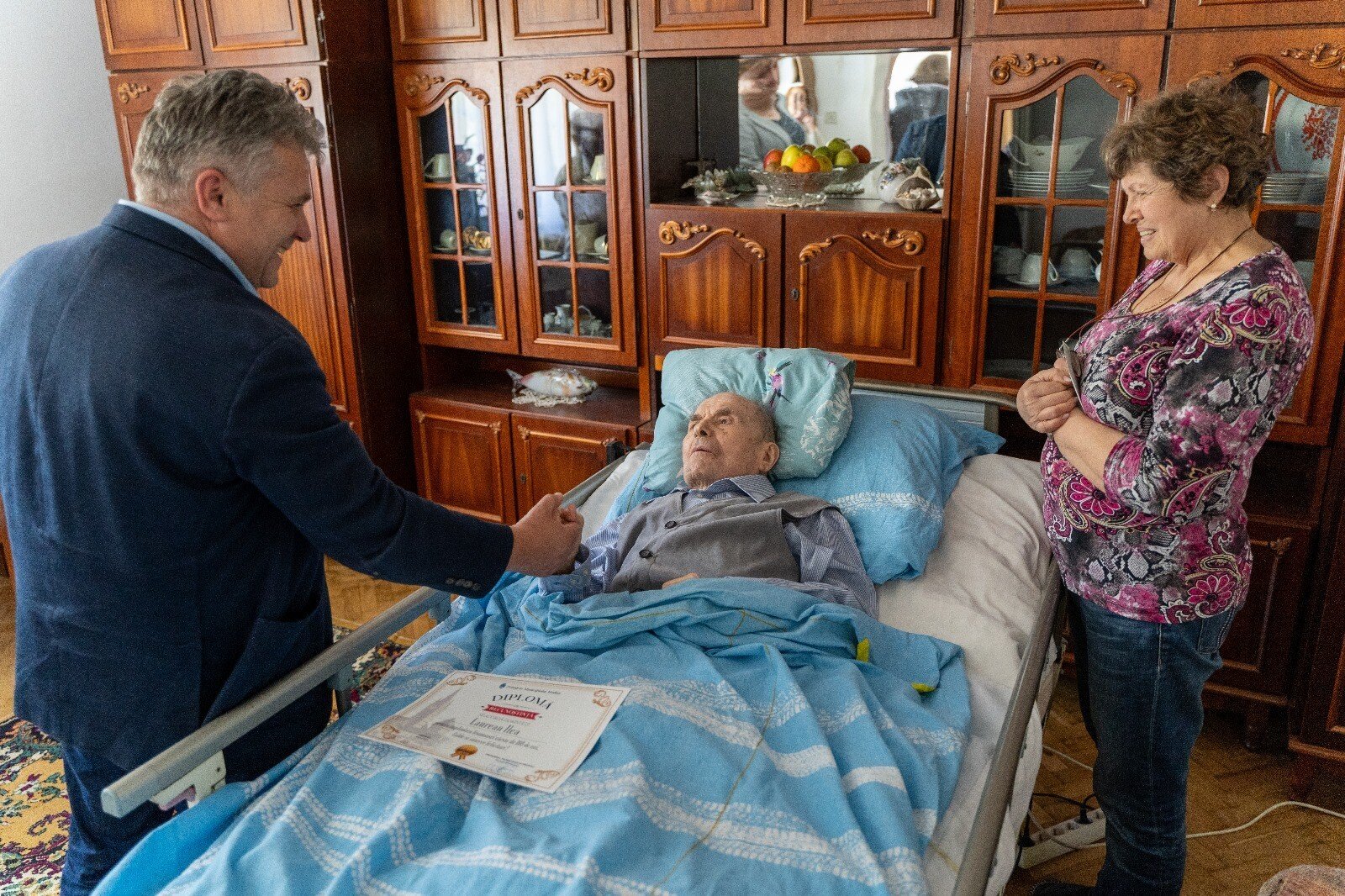 Primarul municipiului Mediaș a premiat un domn în vârstă de 100 de ani