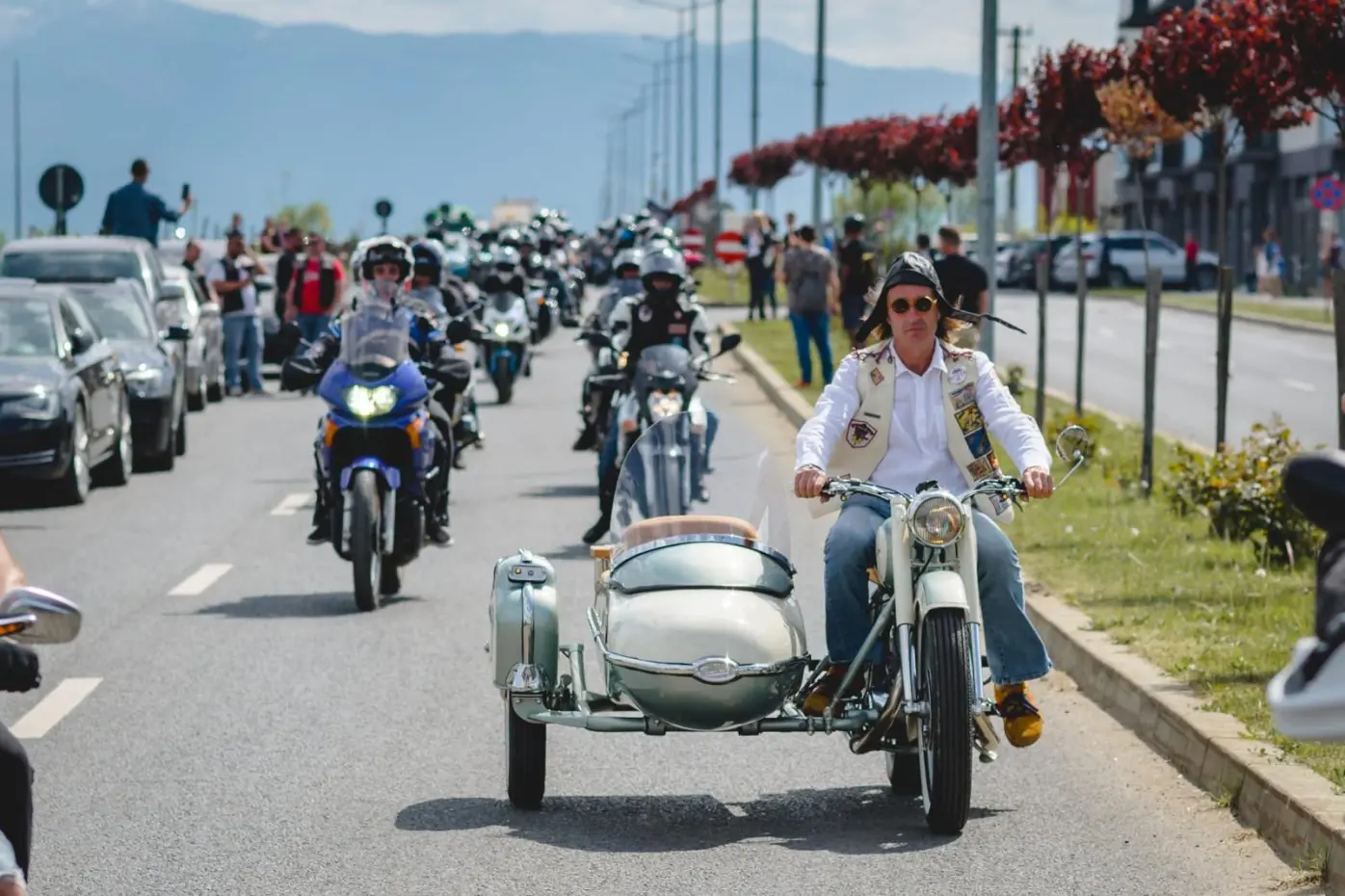 Domni eleganți vor defila pe motociclete clasice prin oraș, în scop caritabil, în cadrul primei ediții „The Distinguished Gentlemen’s Ride Sibiu”